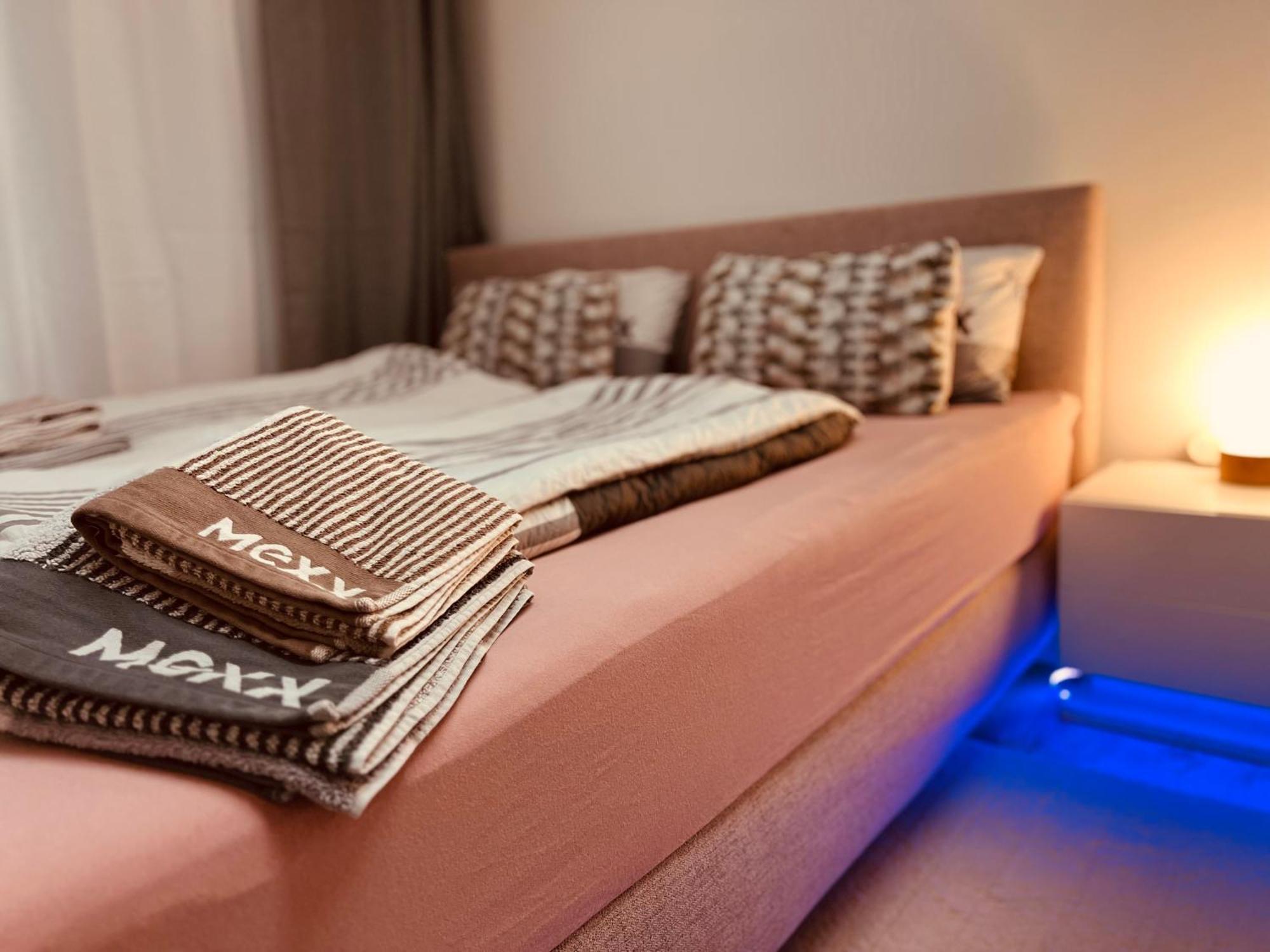 Appartamento Cologne Luxe Living: Opulent Elegance Unleashed Esterno foto